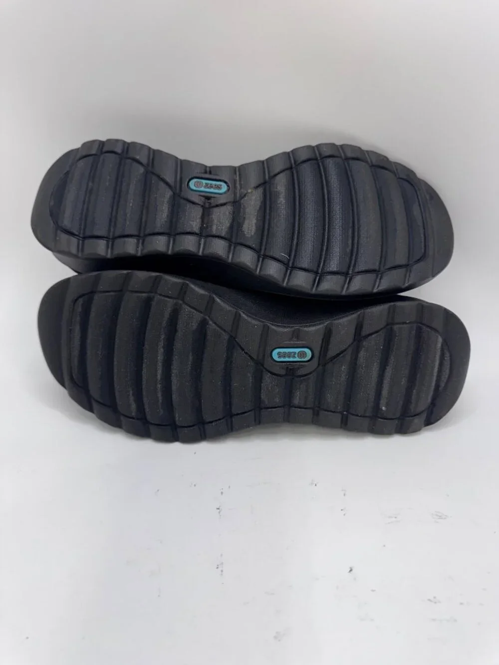 BZees Womens Size 9W Black Slip-On Shoes Cushioned Insoles Lightweight Design